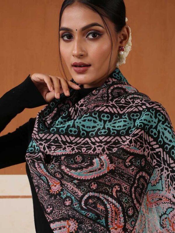 Ethnic Paisley Print Wool Scarf